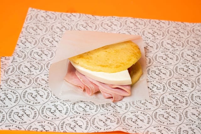 AREPA/MANO CHEESE & HAM.