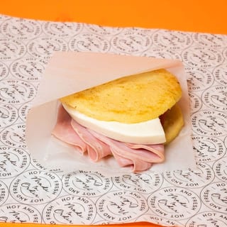 AREPA/MANO CHEESE & HAM